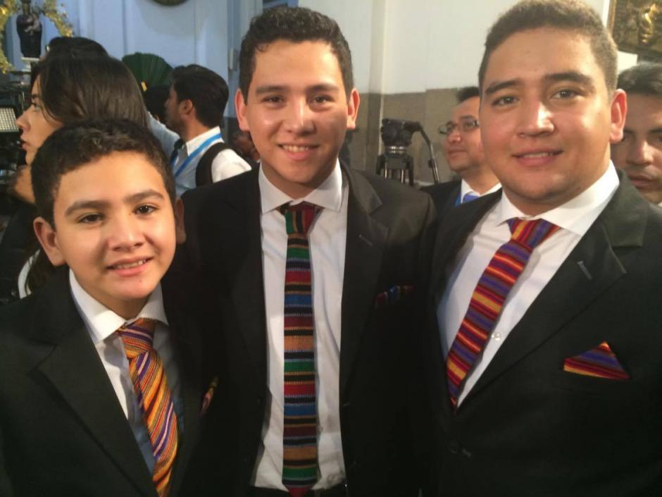 Los hijos del Presidente de la República, Jimmy Morales, lucieron corbatas de "Almoz", marca que se ubica en el Mercado de Artesanías. (Foto: Roberto Caubilla/Soy502)&nbsp;