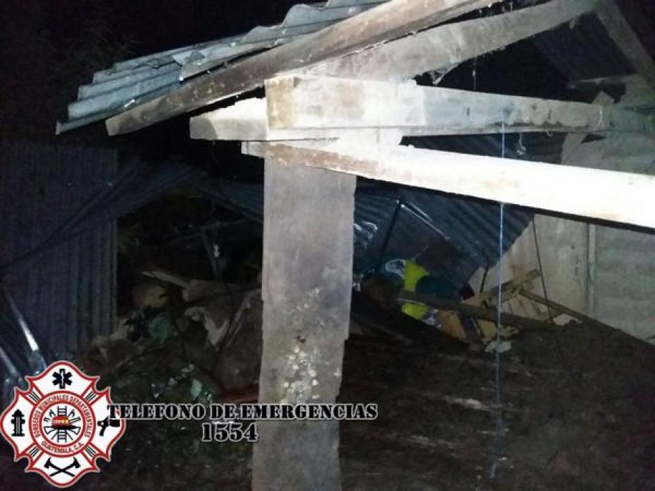 Cuatro personas heridas y dos menores de edad fallecidas dejó el colapso de una vivienda en la aldea Chunimá, Chichicastenango, Quiché. (Foto: Bomberos Municipales Departamentales)