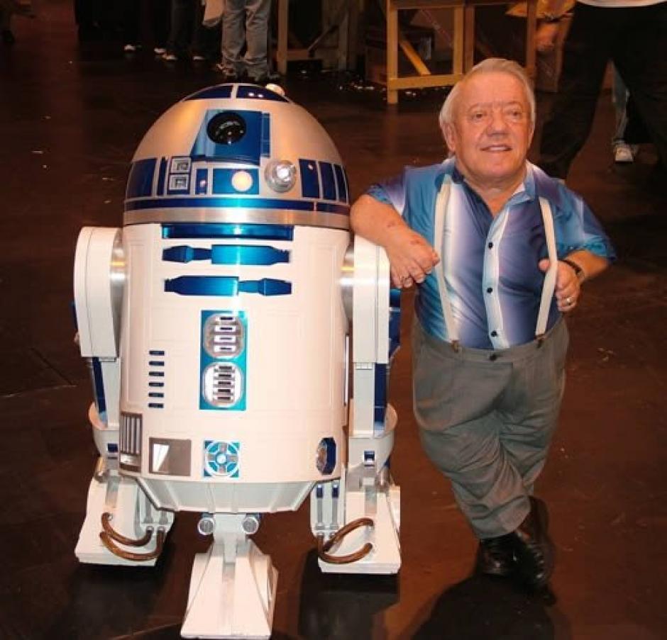 R2-D2 y Kenny Baker a partir de ahora serán un leyenda del cine mundial. (Foto: Twitter)