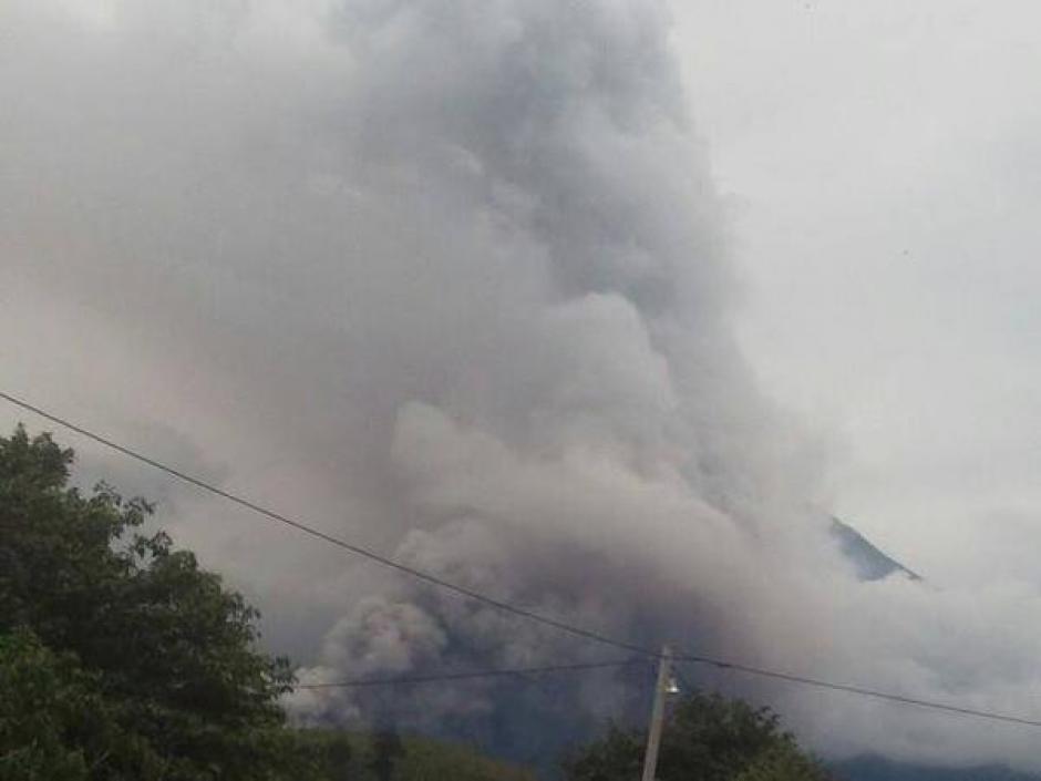 El Volcán Santiaguito reporta alta actividad y genera flujos piroclásticos sobre el flanco sureste, ha alcanzado 5 kilómetros. (Foto: @ConredGuatemala)