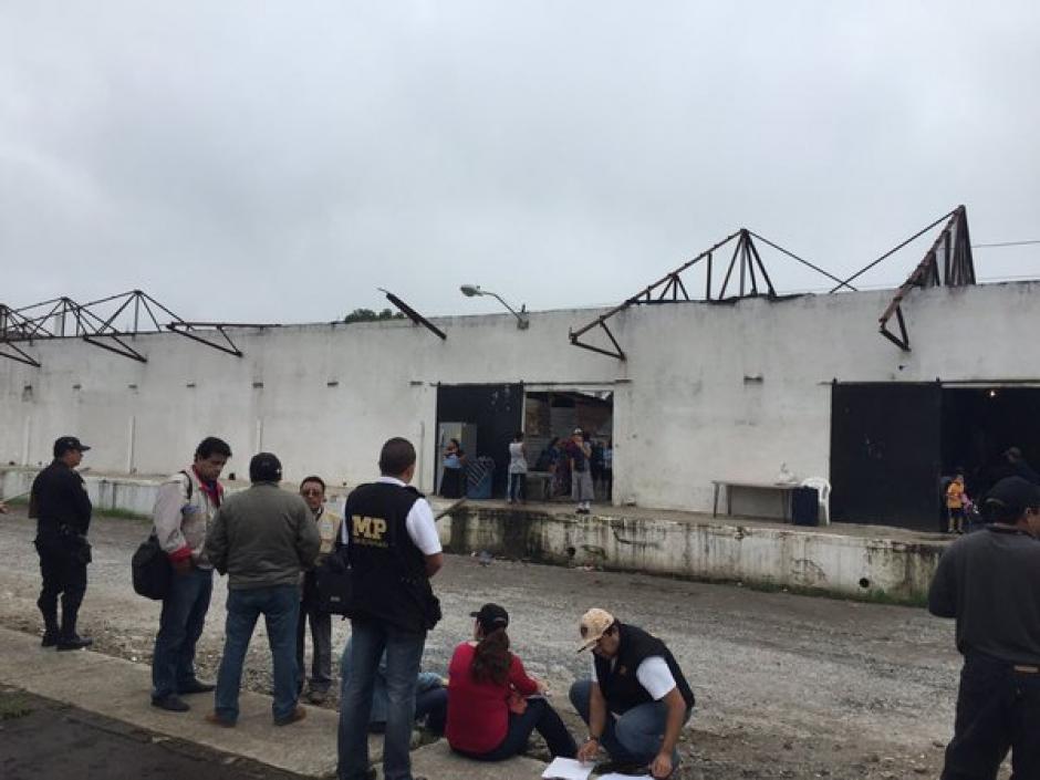 Este miércoles fueron desalojadas al menos 150 familias que vivían en las bodegas de Fegua ubicadas en la zona 1 capitalina. (Foto: Evelyn de León: Soy502)