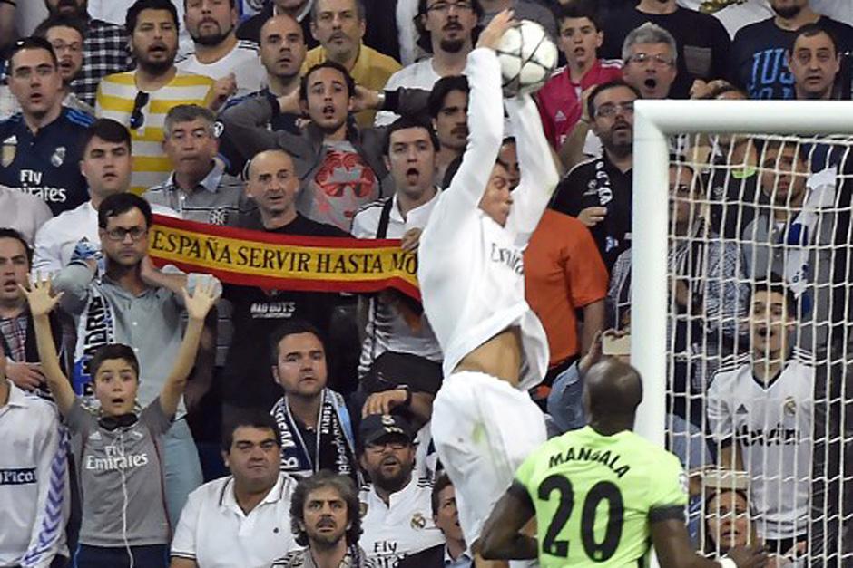 Cristiano Ronaldo tomó el balón con sus manos antes que el juez de línea marcara el fuera de Lugar. (Foto: AFP)