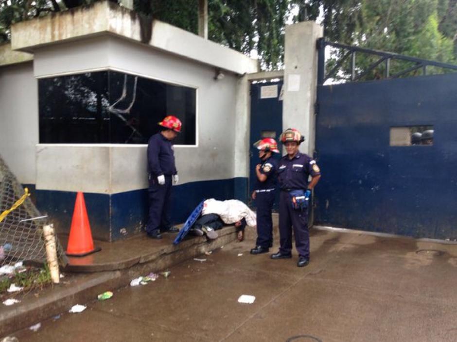 Dos personas fueron atacadas a balazos en las afueras de la cárcel de Fraijanes, por el hecho otro hombre fue detenido. (Foto:&nbsp;@bomberosmuni)&nbsp;