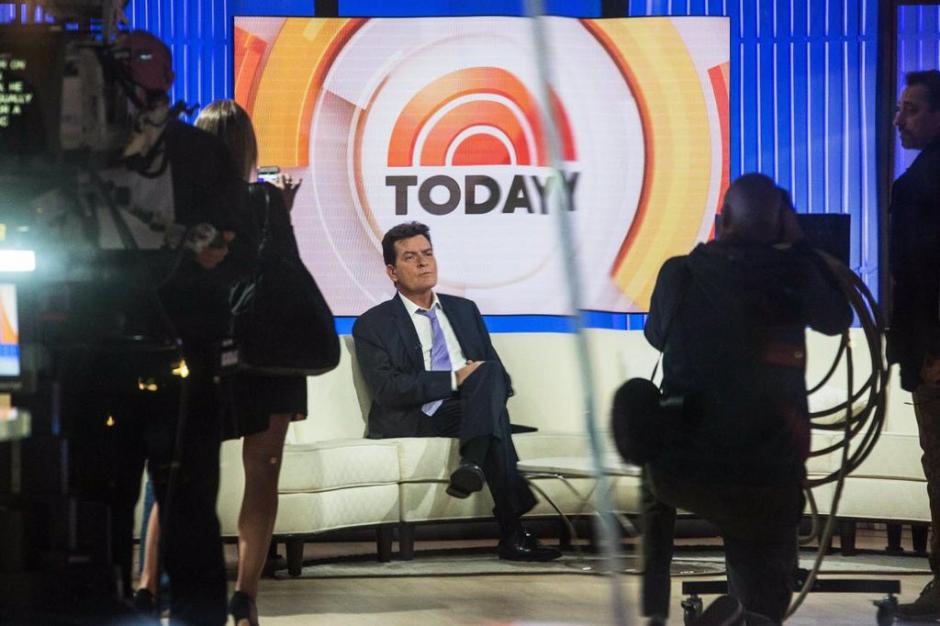 En una entrevista con la cadena NBC, Charlie Sheen dijo que las molestias comenzaron con un fuerte dolor de cabeza y una "enloquecedora" migraña. (Foto:&nbsp;@qtf)