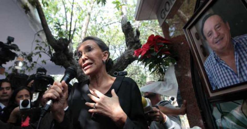 Florinda Meza se molestó con la prensa en el primer aniversario de la muerte de Chespirito. (Foto: EFE)