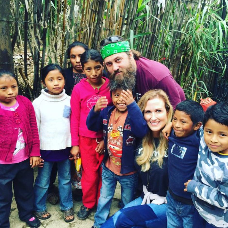 Willie Robertson, conocido como Duck Commander, visitó Guatemala para hacer una donación de botas de hule. (Foto: Facebook Willie Robertson)