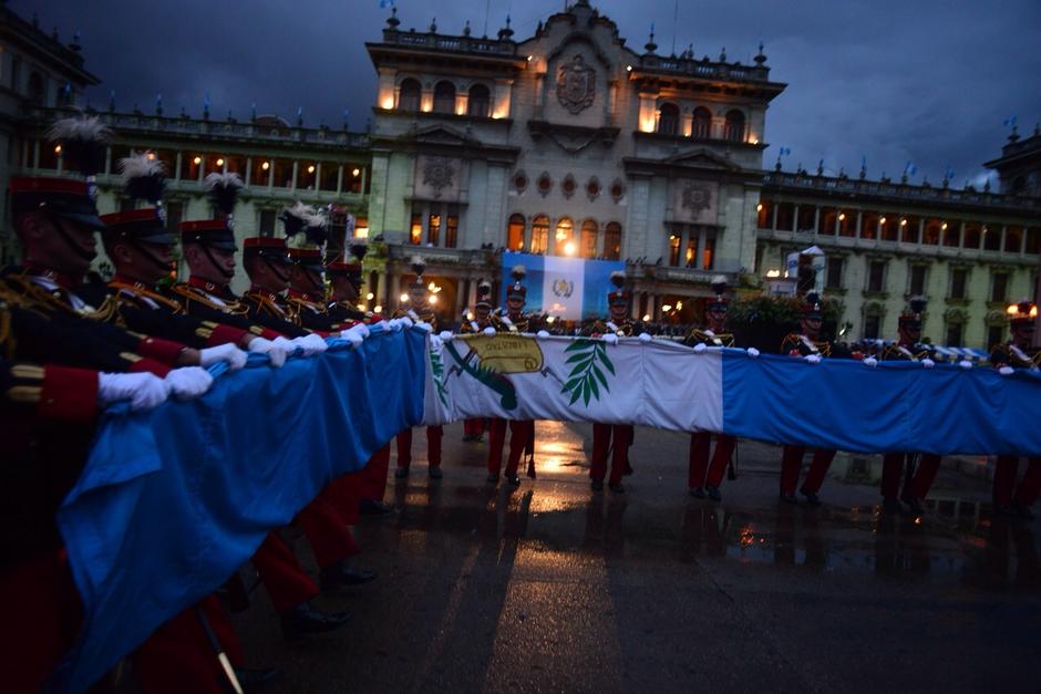 Cadetes de la Escuela Politécnica participaron en el acto de izada de la bandera de Guatemala. (Foto: Soy502/Jesús Alfonso)&nbsp;