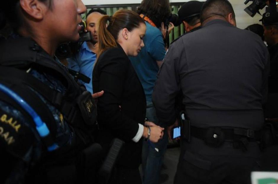 Daniela Beltranena fue capturada al salir de la audiencia. (Foto: Alejandro Balan/Soy502) 