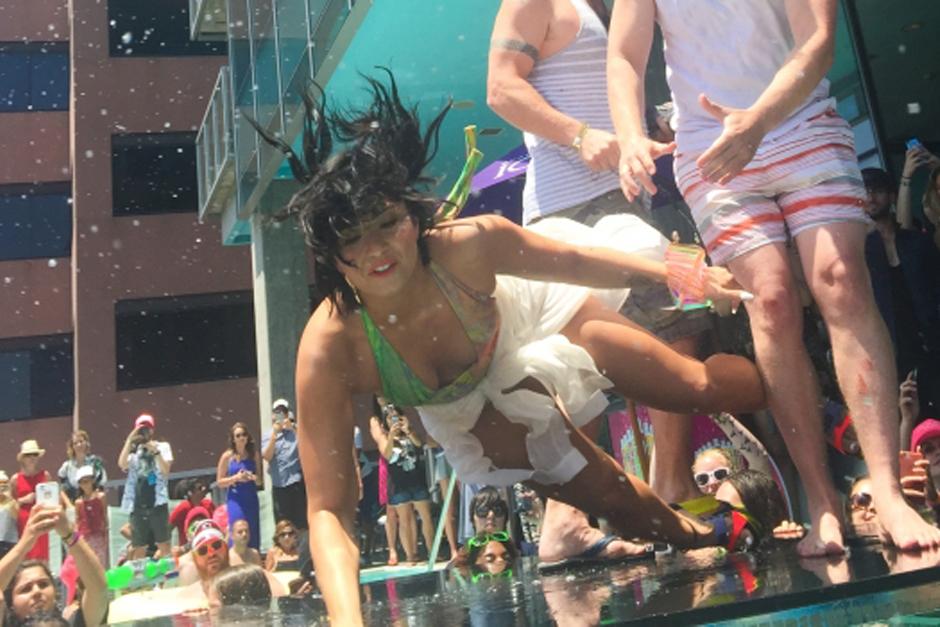 Demi Lovato se pegó un susto el pasado domingo cuando se encontraba en la terraza de un hotel en Nueva York presentando su nuevo single Cool for the summer.