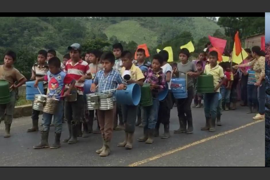 Los niños fueron captados por un usuario de Facebook en Aldea Campur en San Pedro Carchá, Alta Verapaz. (Foto: Captura de pantalla) 