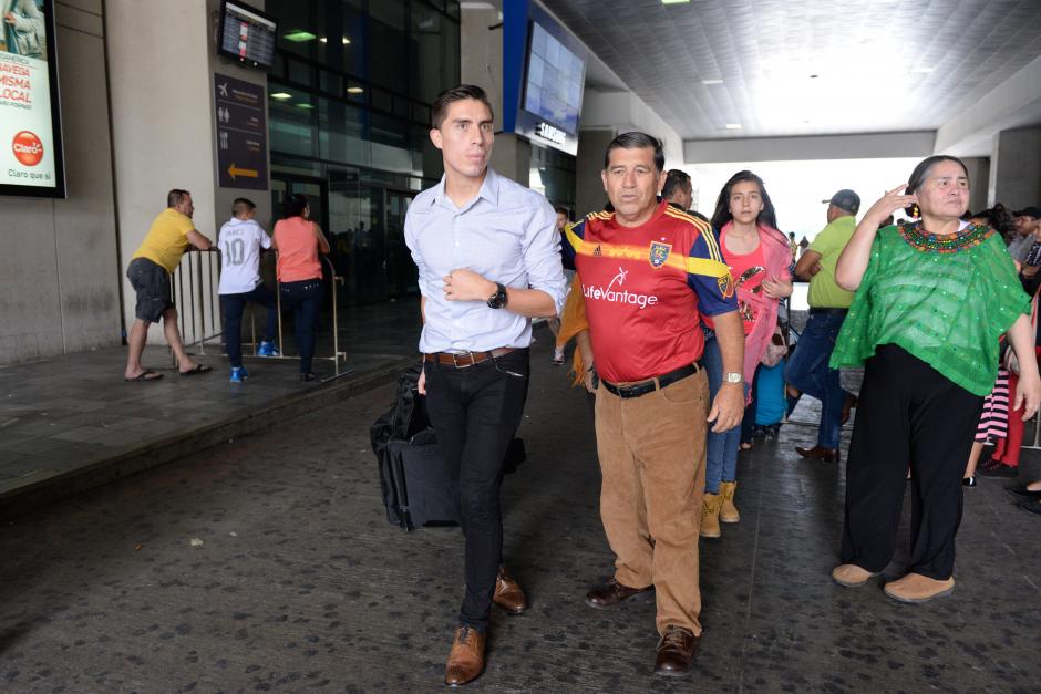 Elías Enoc Vásquez arribó a Guatemala con el plantel del Real Salt Lake; su familia lo estaba esperando. (Foto: Diego Galiano/Nuestro Diario)