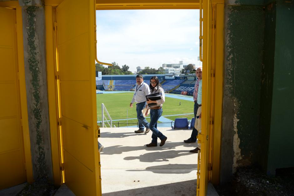 Personeros de CONRED visitaron este miércoles las instalaciones del estadio Mateo Flores, para revisar las puertas de acceso y pasillos de emergencia. (Foto: Diego Galiano/Nuestro Diario)