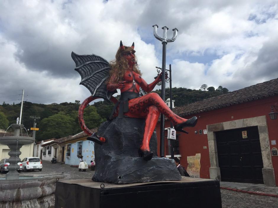 La PNC retiró la figura de una diabla que sería quemada el próximo 7 de diciembre en Antigua Guatemala. (Foto: @Procesogt)