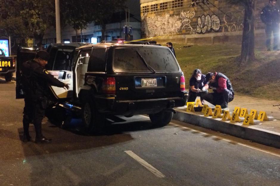 Las fuerzas de seguridad encontraron varios paquetes en el interior del vehículo y detuvieron a tres personas. (Foto Jesús Alfonso/Soy502)