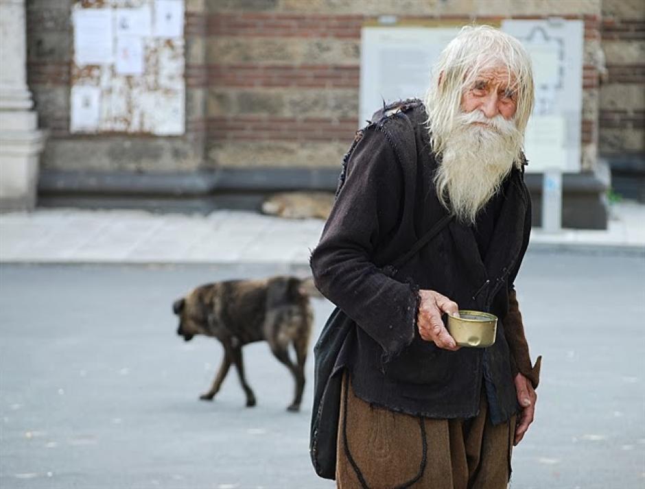 El anciano indica misteriosamente que en algún momento de su juventud hizo algo malo, por eso pasa su vida tratando de compensar a la humanidad. (elitedaily.com)