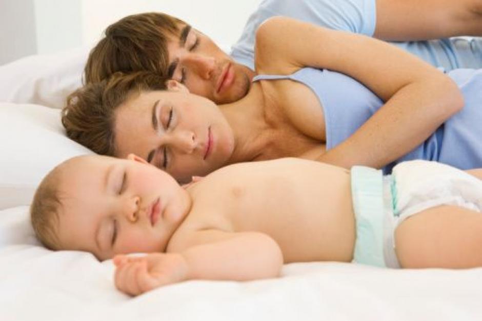 Algunos profesionales señalan que dormir con los hijos bebés es una conducta conocida como co-dormir, otros dicen que el no hacerlo podría generar conductas significativas en la relación padres e hijos. (Foto: Archivo)