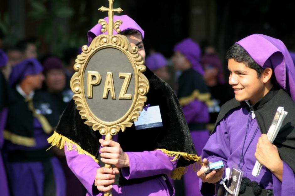 "Paz" dice el estandarte que encabeza la procesión de Jesús de las Tres Potencias, la cual sale de la Parroquia Vieja, en la zona 6, el Lunes Santo. (Foto: Raúl Illescas).