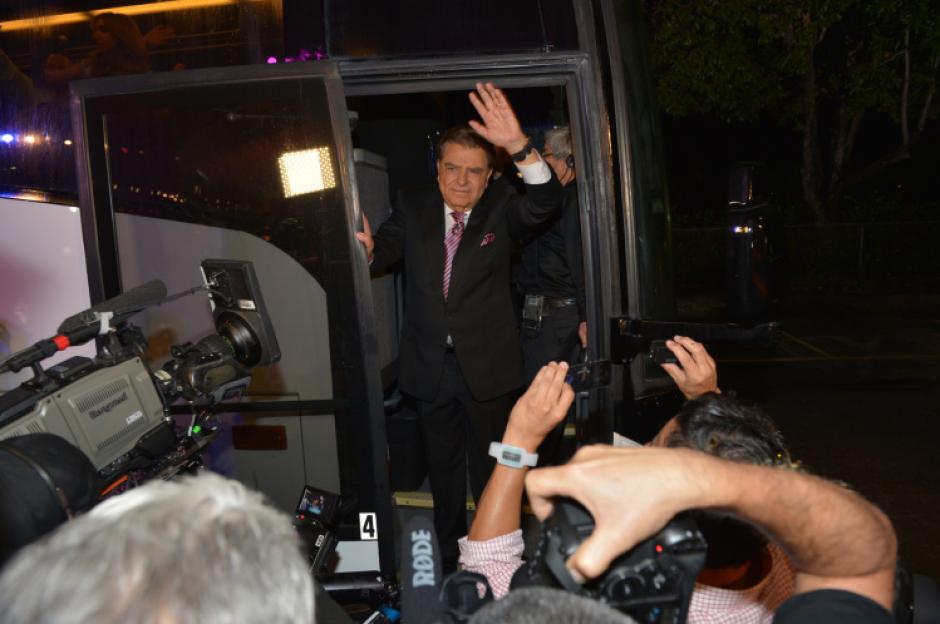 Con lágrimas en los ojos el presentador Don Francisco se despidió del programa "Sábado Gigante", tras 53 años de emisión. (Foto: Univisión)