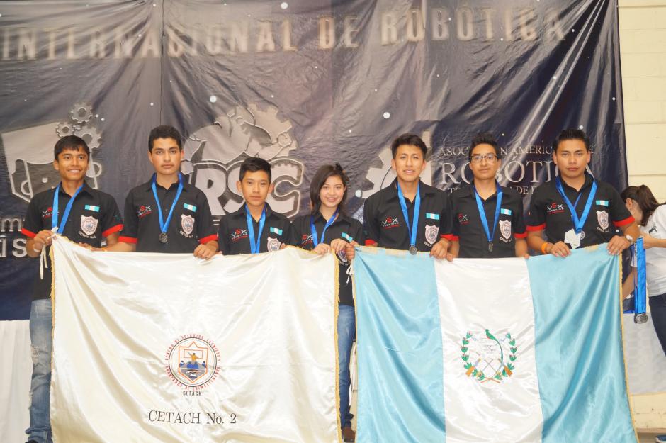 El equipo de VEX Robotics conformado por los alumnos del Centro de Estudios Técnicos y Avanzados de Chimaltenango (Cetach) No.2. (Foto cortesía de Cetach No.2)