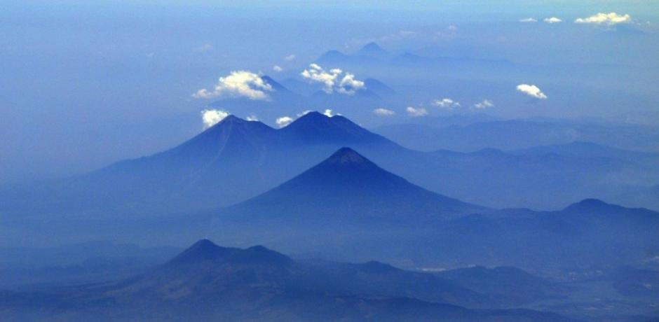 Imagen tomada por la NASA muestra los volcanes de Agua, Fuego, Acatenango y Pacaya. (Foto: NASA)