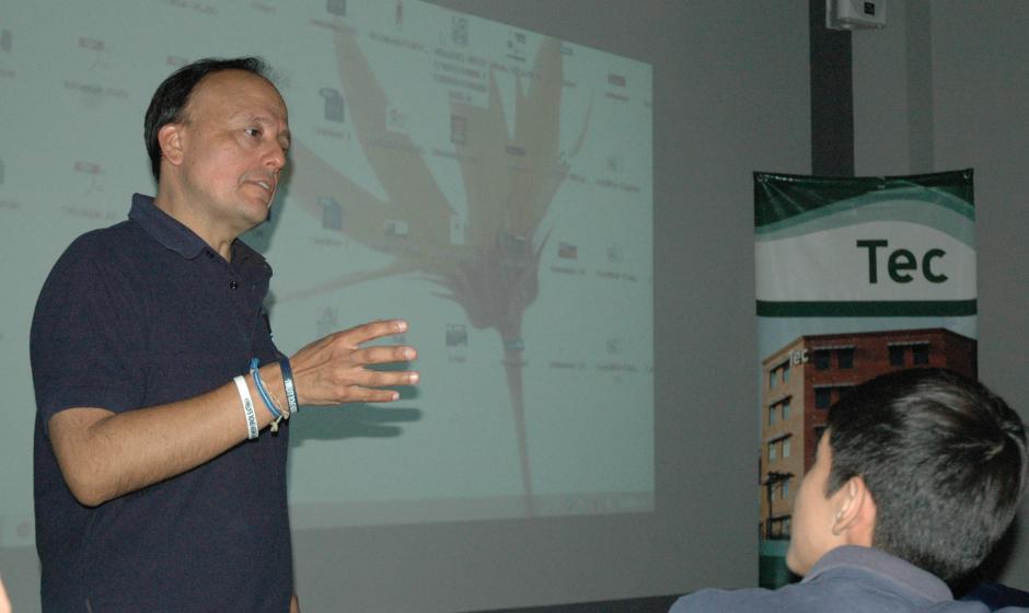 Vinicio Montoya, astronauta guatemalteco, durante una charla motivacional a jóvenes. (Foto: Fredy Hernández/Soy502)