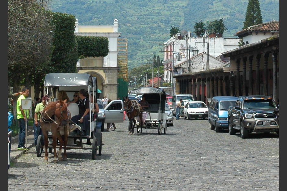 Los carruajes halados por caballos reaparecieron en Antigua entre 1996 y 2004. (Foto: Fredy Hernández/Soy502)