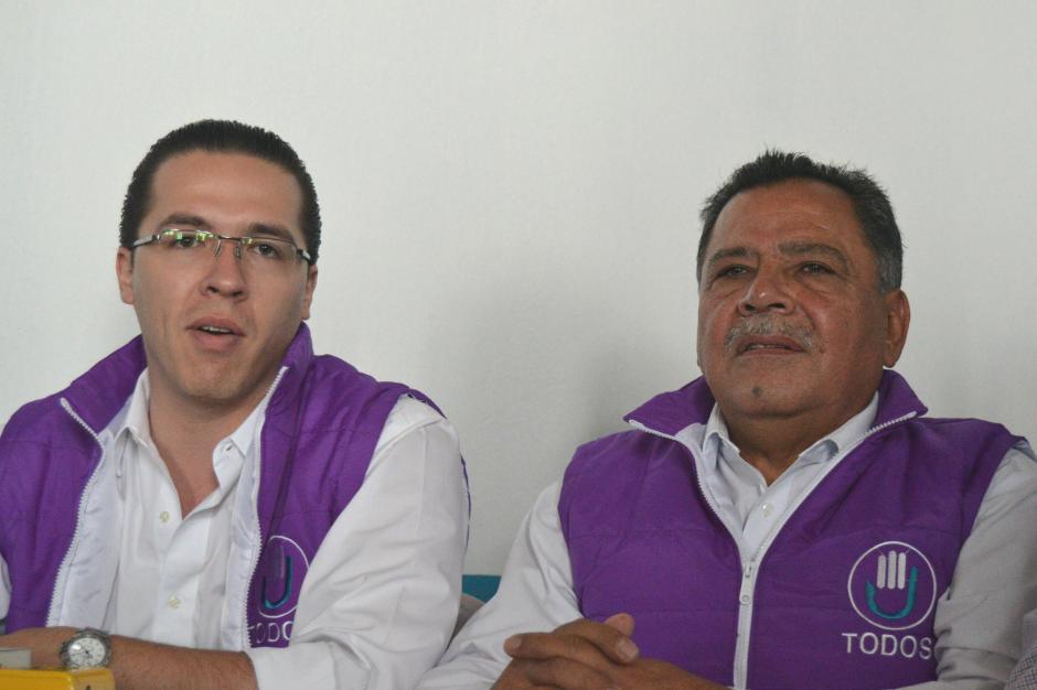 Felipe Alejos, secretario del partido, presentó al candidato en la sede capitalina. (Foto: Roberto Caubilla/Soy502)