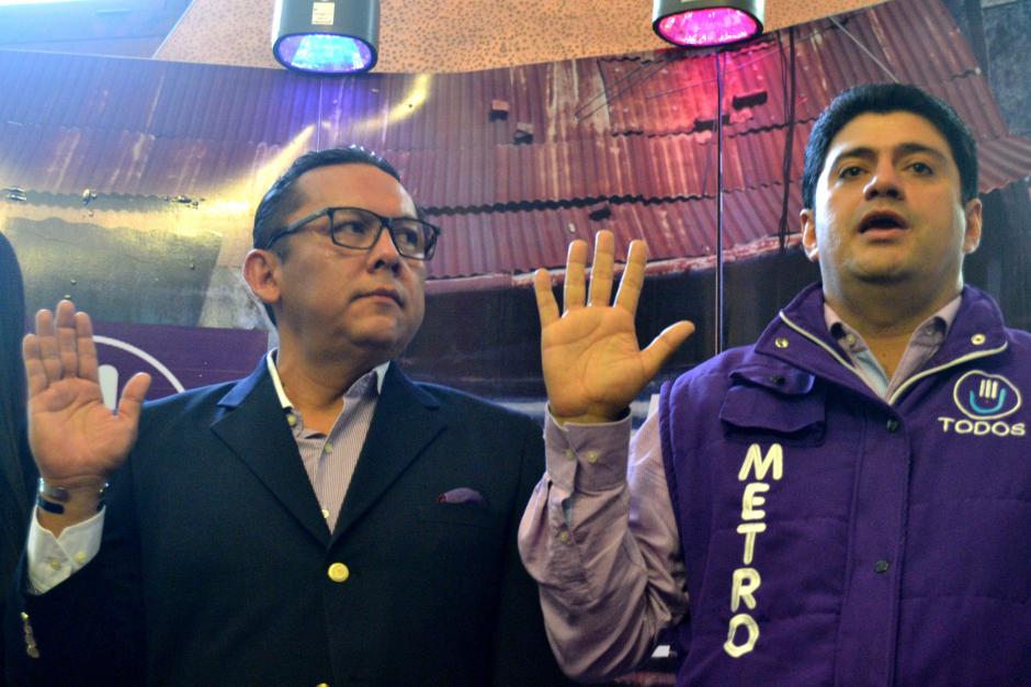 El candidato Rivera (I) junto a Arango, diputado del área metropolitana, al momento de entonar el himno del partido. (Foto: Roberto Caubilla/Soy502)