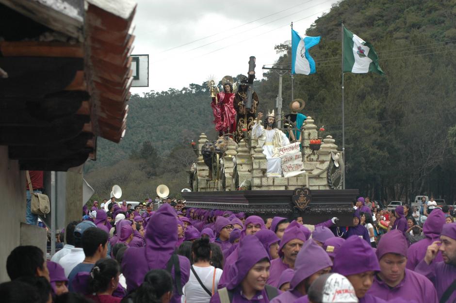 El cortejo procesional del segundo domingo de Cuaresma es acompañado por cientos de cargadores y el pueblo católico antigüeño. (Foto: Fredy Hernández/Soy502)