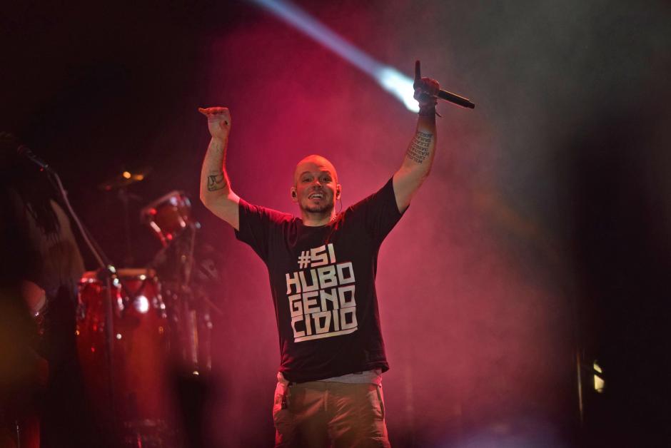 René de Calle 13 utilizó durante casi todo el concierto una playera que decía #SiHuboGenocidio. (Foto: Esteban Biba/Soy502)&nbsp;