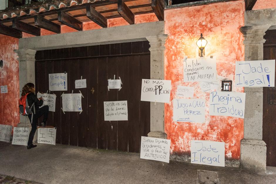 Vecinos de La Antigua Guatemala y San Pedro El Panorama realizaron una protesta en los domicilios de dos diputados del Partido Patriota. (Foto: Colectivo Jóvenes de Guatemala)