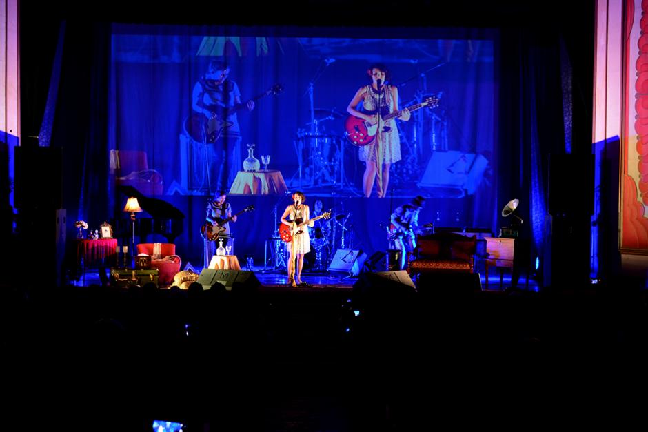 Contra la luz azul del escenario, Gaby Moreno brilló como otra luna de Xelajú. (Foto: Ximena Díaz/Soy502).