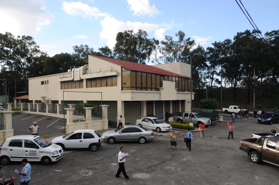 El denominado "Primer Pollo Campero" y el de la famosa "parada" de la Universidad de San Carlos, fue cerrado debido a que el ingreso a éste se complica en horas pico debido al desfogue de tráfico pesado del Anillo Periférico (Foto: Erick Sor/Soy502)&nbsp;&nbsp;