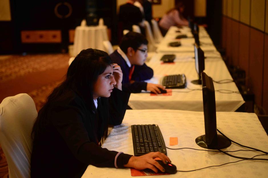 Los adolescentes que participaron en la competencia fijaron toda su atención en las computadoras en las que se llevaron a cabo las pruebas. &nbsp;(Foto: Jesús Alfonso/Soy502)