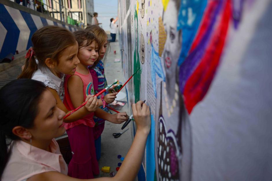 En el tercer festival “Bonito mi Barrio" la edad no es un impedimento para echar a andar el talento artístico, como estas niñas que pintan unas fotografías en el espacio asignado a La Fototeca. (Foto: Jesús Alfonso/Soy502)