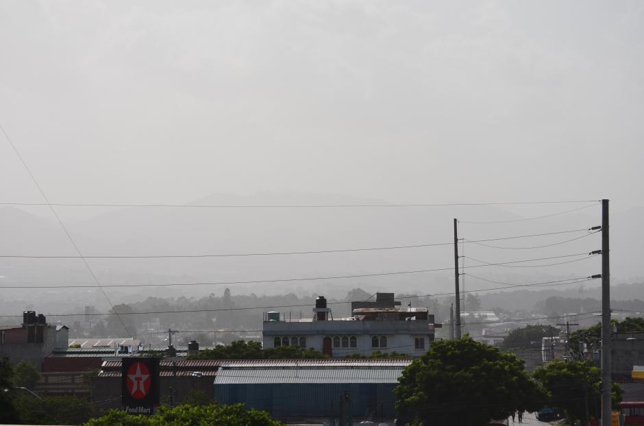 En algunas zonas de la capital se ha notado más la nube de polvo que ha sido arrastrado por el viento desde Sahara, África. (Foto: Marcelo Jiménez/Soy502)&nbsp;