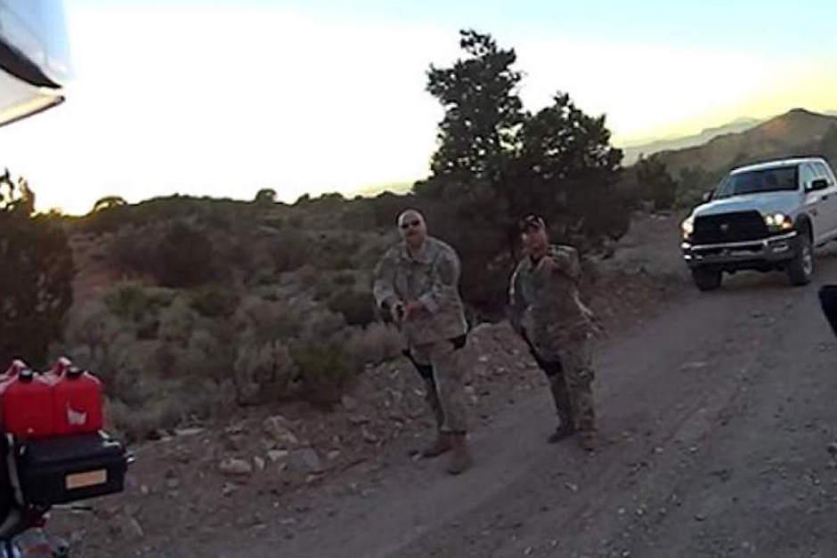 Los hombres que encuentran el paso son detenidos por militares.  (Foto: dailymail.co.uk)