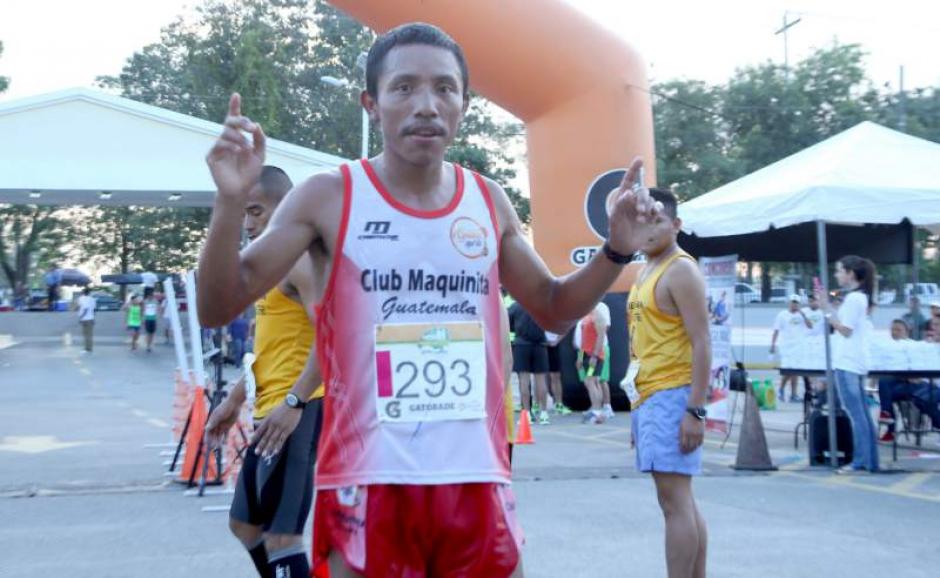 El fondista guatemalteco, Marvin González, ganó los 21K de la UTH 2016, en San Pedro Sula, Honduras. (Foto: Diez)