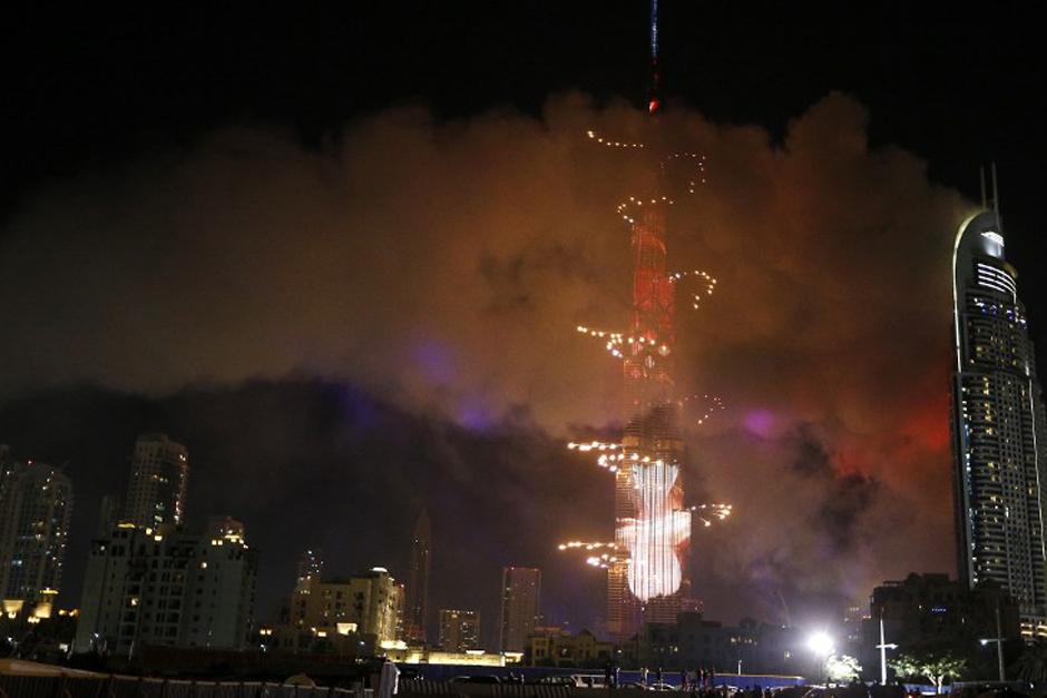 Mientras el edificio continuaba incendiándose, el show de luces comenzó en Dubai, pese a que el humo del otro edificio era aún visible. (Foto: AFP)