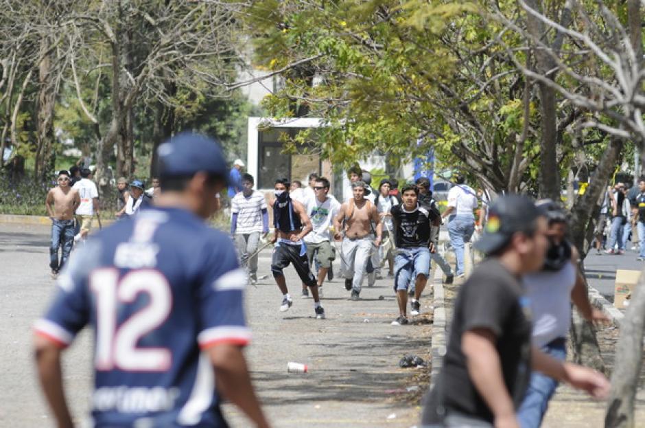 Cientos de vándalos con el rostro cubierto se enfrentaron en las afueras del estadio Revolución, en la zona 12 capitalina. (Foto: Nuestro Diario)