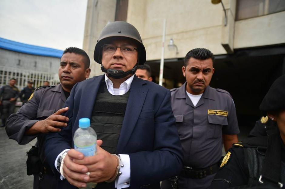 Salvador Estuardo González sale de la Torre de Tribunales con chaleco y casco antibalas. (Foto: Wilder López/Soy502)