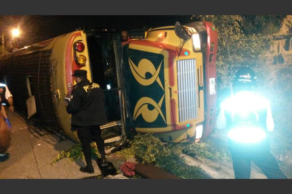 El accidente que dejó mas de 20 personas heridas ocurrió al final de la avenida Hincapié. Rescatistas de bomberos Voluntarios y Municipales trasladaron a varios pasajeros heridos al Hospital Roosevelt. (Foto: Bomberos Voluntarios)