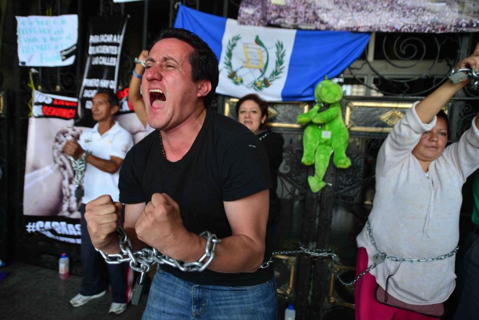 Bernardo Silva cumplió más de 100 horas encadenado a las puertas del Palacio Nacional de la Cultura junto a otros guatemaltecos y no sabe hasta cuando estará ahí. (Foto: Jesús Alfonso/Soy502)