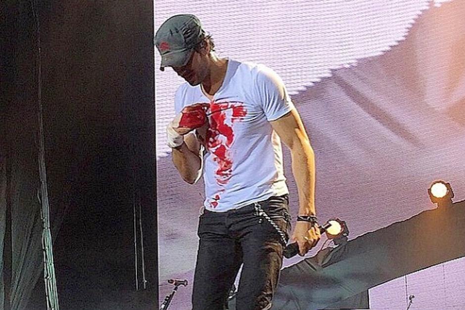 Enrique Iglesias sufrió una herida que le hizo sangrar abundantemente, debido a un problema con el dron que capta imágenes del público en el espectáculo.&nbsp;