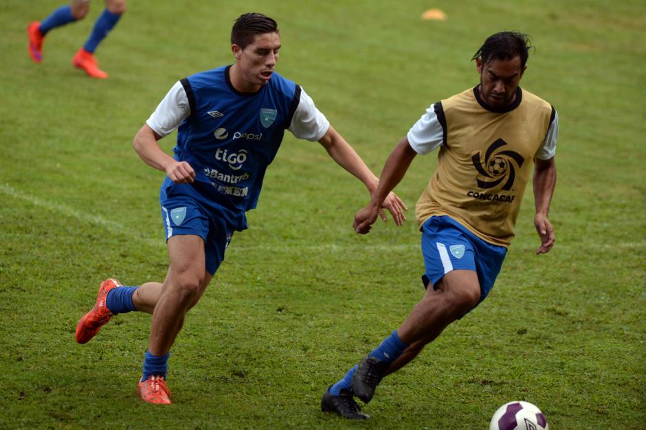 Elías Enoc Vásquez marca a Carlos Ruiz en la última prácitca de la Sele. El "Pescado" está disputando su quinta eliminatoria mundialista. (Foto: Diego Galiano/Nuestro Diario)