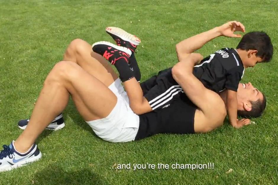 Cristiano Ronaldo publicó un video donde aparece haciendo abdominales con su hijo.