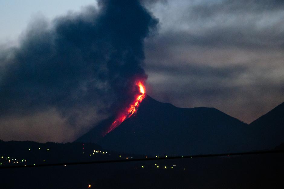 El Volcán de Fuego registra su cuarta actividad eruptiva en lo que va del año 2016. (Foto: Alejandro Balan/Soy502)