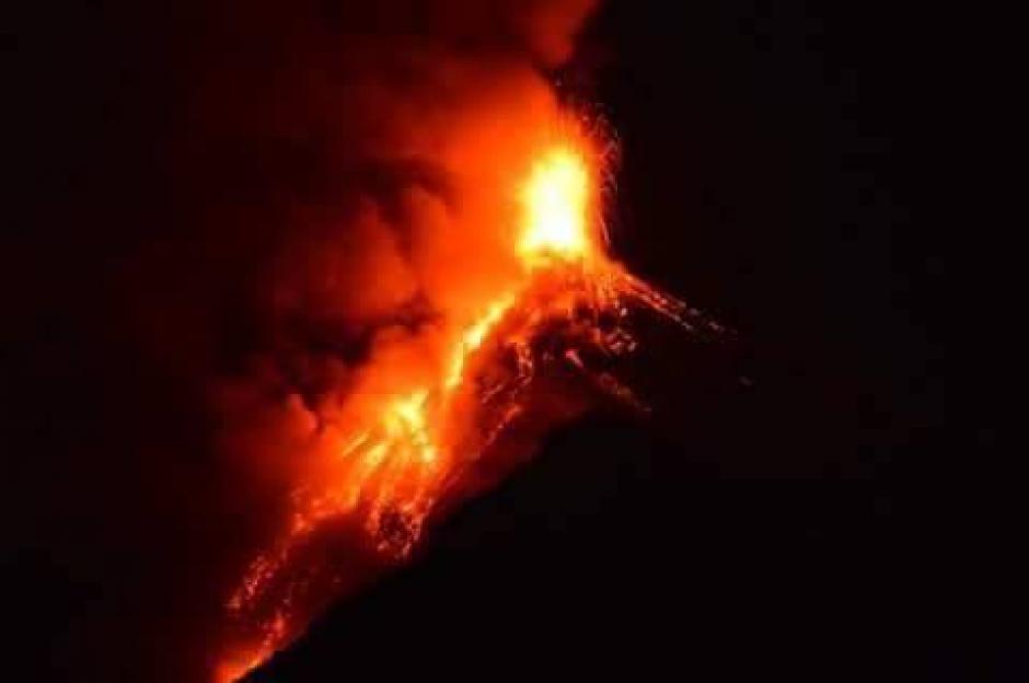 El volcán empezó a arrojar grandes lenguas de lava esta noche. (Foto: Bomberos Voluntarios)