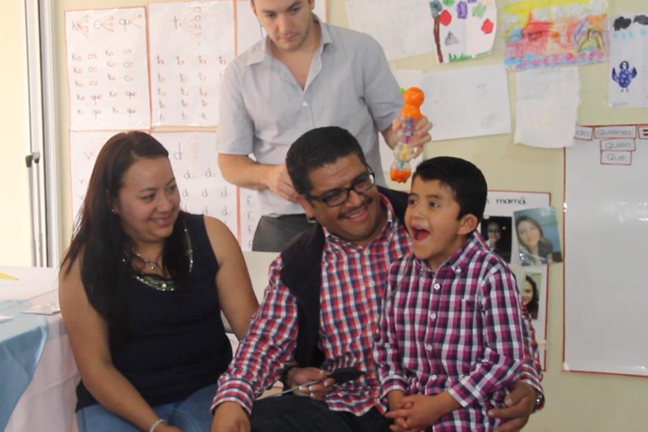 José David Reyes, de 9 años, escucha por primera vez después de perder la audición cuando era bebé. (Foto: Jorge Sente/Nuestro Diario)
