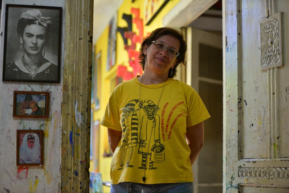 Beatriz es la directora del proyecto Escuela de Niños Pintores “Frida Kahlo”, que funciona como un centro de formación para futuros artistas. (Foto: Wilder López/Soy502). &nbsp;